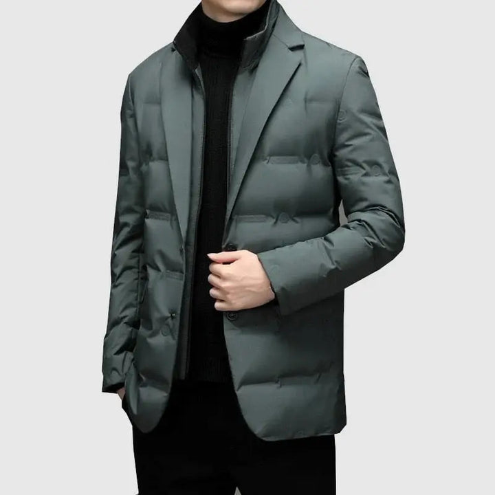 Man bär stilren svart herrjacka, varm & vattenavvisande vinterjacka. Mode för vardag och utomhus.