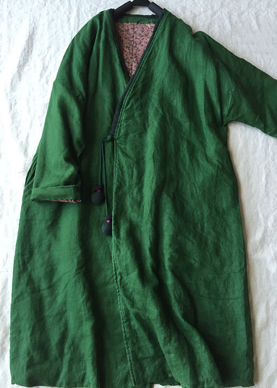 Elegant dam parka i grönt med v-ringad krage och knappar. Perfekt stilren vinterjacka med lös passform.