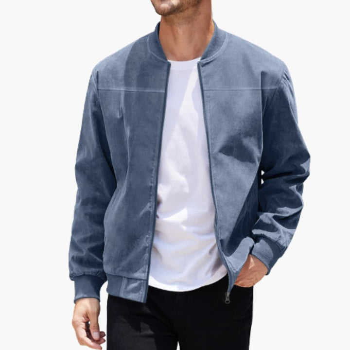 Klassisk svart bomberjacka för herr, stilren och mångsidig. Perfekt för vardag och street-stil.