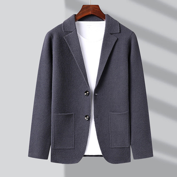 Herr jacka cardigan i stilren design med praktiska fickor för vardagsmode. Elegant och funktionell.