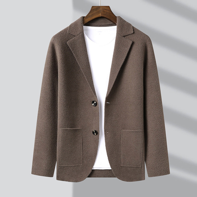 Elegant herr cardigan, jacka med praktiska fickor. Idealisk för vardagsmode som stilrent lagerplagg.