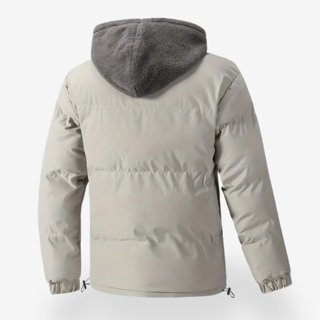 Man bär varm & stilren herr hoodie jacka utomhus. Komfortabel vinterjacka för fritid & kalla dagar.