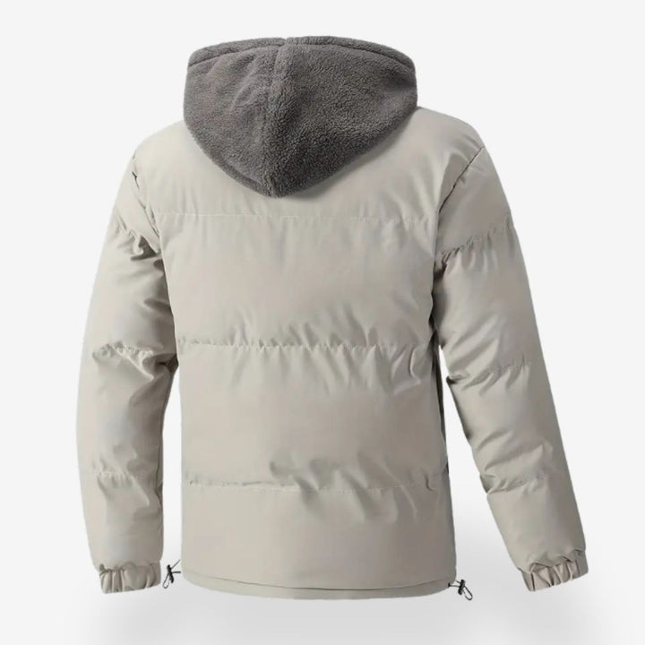 Man bär varm & stilren herr hoodie jacka utomhus. Komfortabel vinterjacka för fritid & kalla dagar.