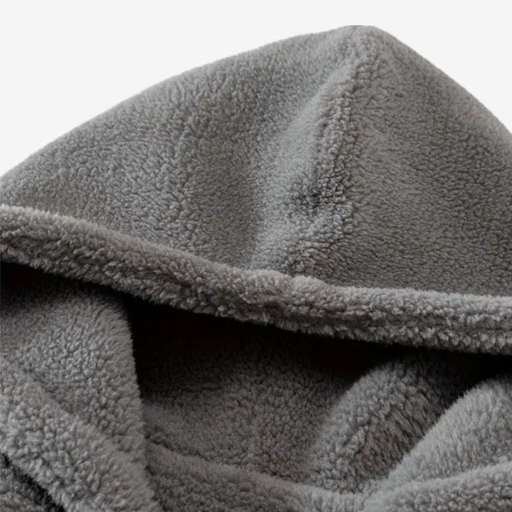 Baksida av herr hoodie jacka, visar modern passform & justerbar huva. Komfortabel isolerad jacka för höst/vinter.