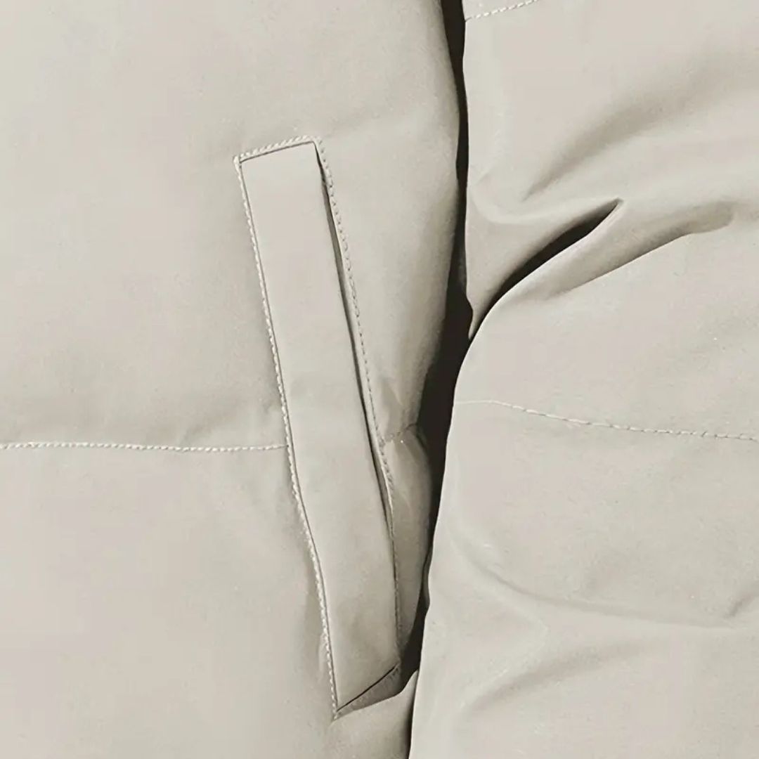 Närbild på huva & dragkedja på herr hoodie jackan. Robust design & isolering för maximal komfort på vintern.
