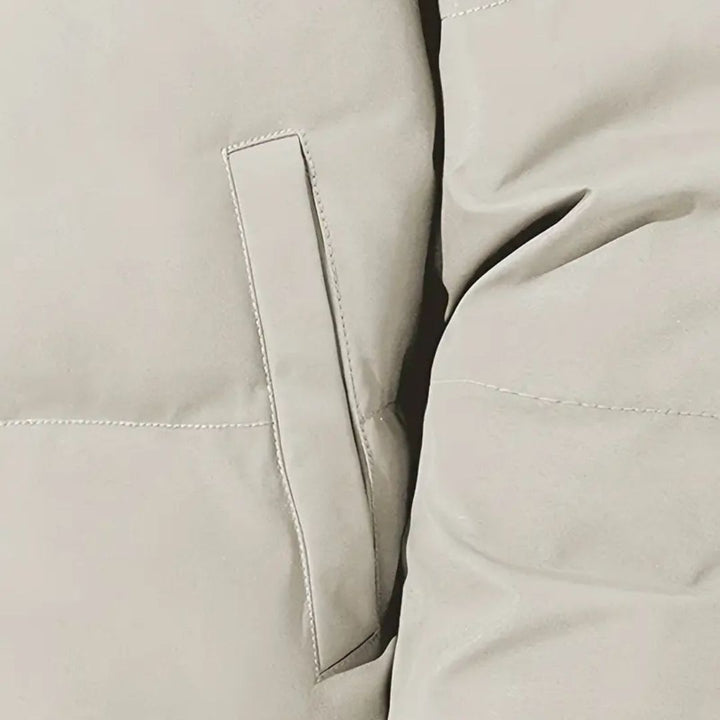 Närbild på huva & dragkedja på herr hoodie jackan. Robust design & isolering för maximal komfort på vintern.