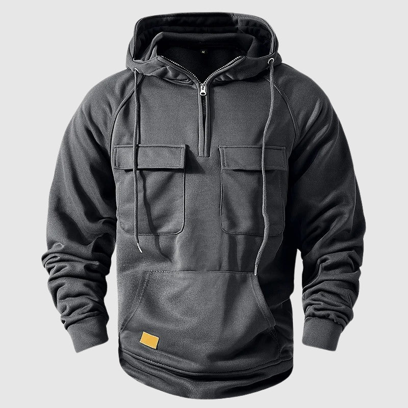 Herrhoodie i avslappnad stil med flera fickor för praktisk förvaring. En stilren zip hoodie för herr.