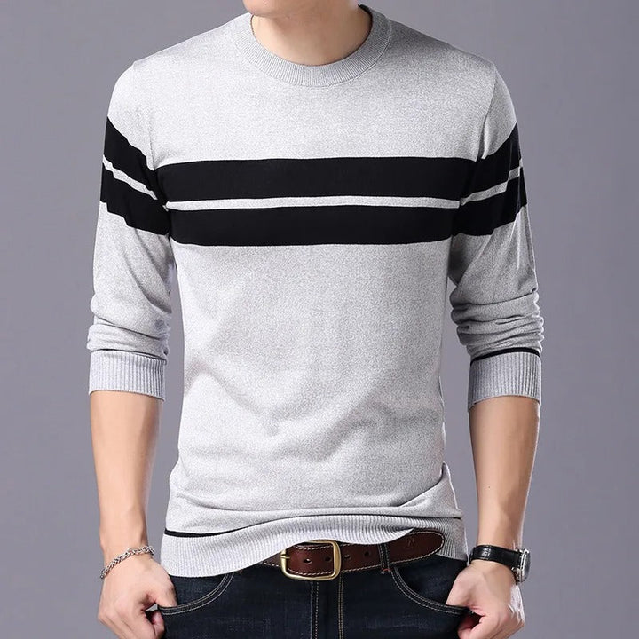 Avslappnad herr pullover i unikt patchwork-tyg. Rundhalsad, stilren och bekväm tröja.