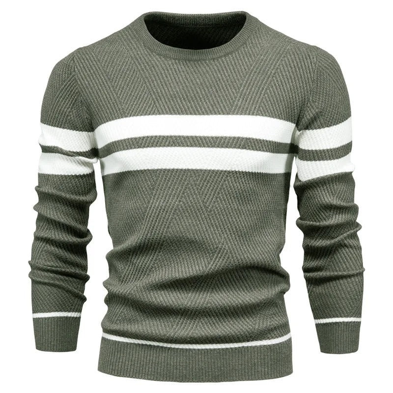 Bekväm herr pullover i varm patchworkstil. Perfekt rundhalsad tröja för höst- och vintermode.