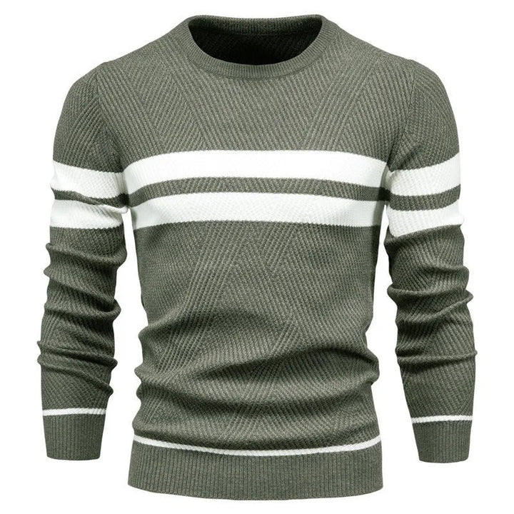 Bekväm herr pullover i varm patchworkstil. Perfekt rundhalsad tröja för höst- och vintermode.
