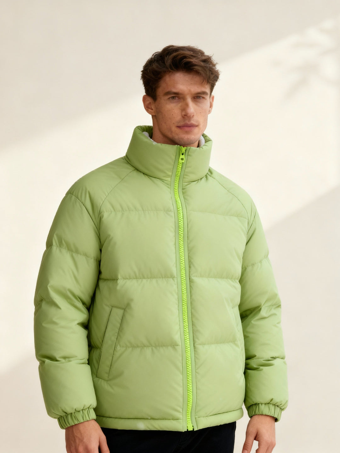 Modern herr pufferjacka. Ett varmt & bekvämt ytterplagg som stilren vinterjacka för vardagsbruk.
