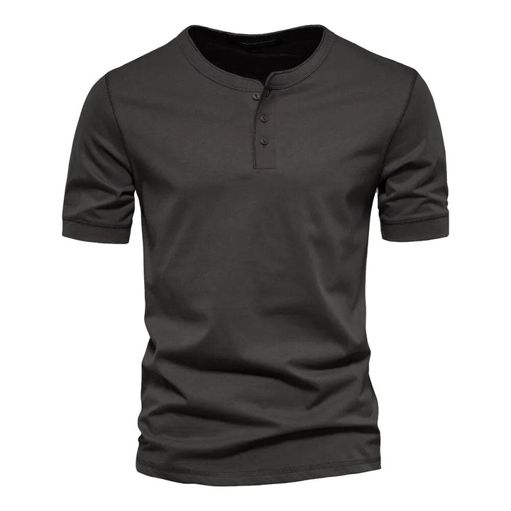 Stilren herr t-shirt med krage för smart casual. Bekväm passform, idealisk för vardagsmode.