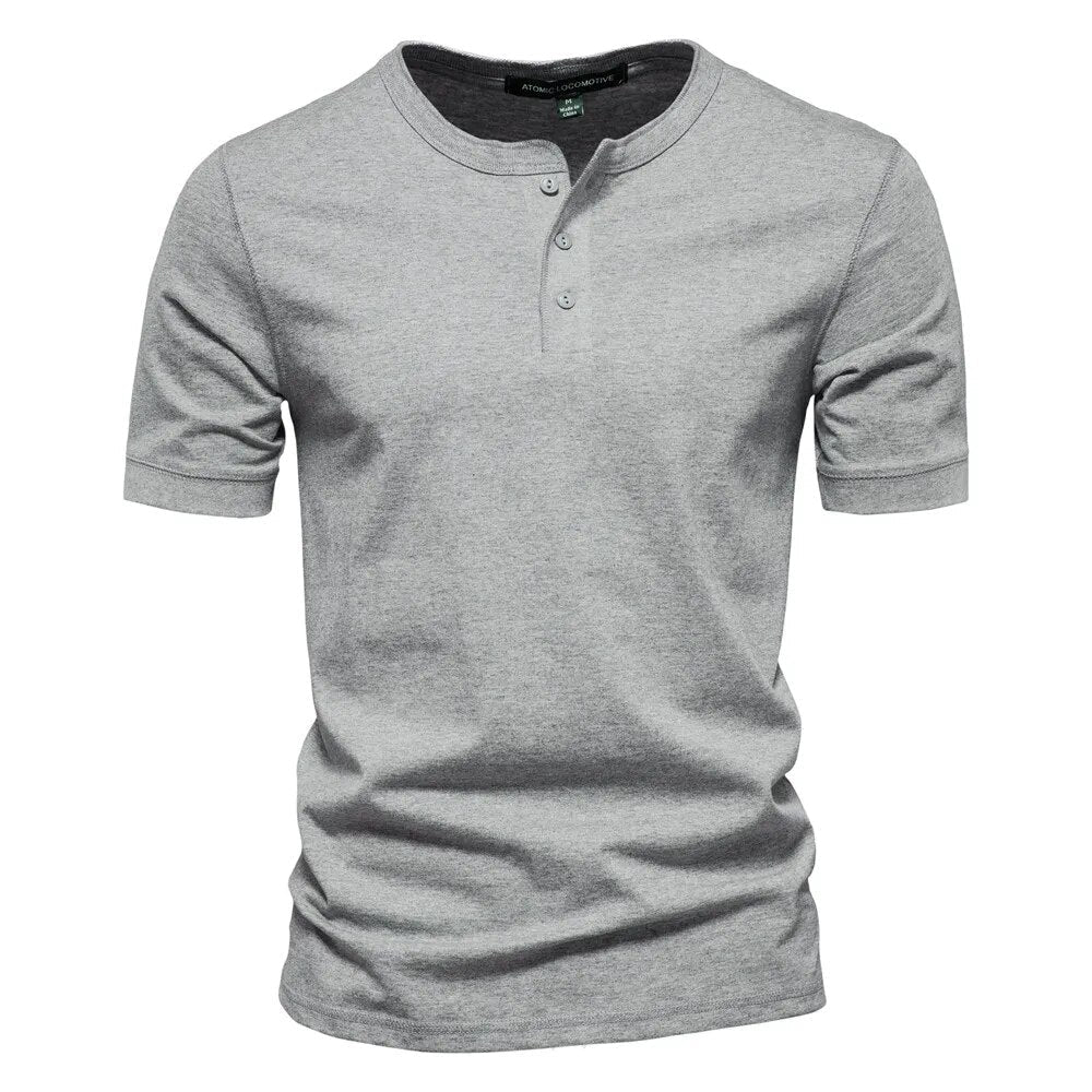 Elegant krage t-shirt för herrar. Perfekt för en smart casual look med bekväm passform.