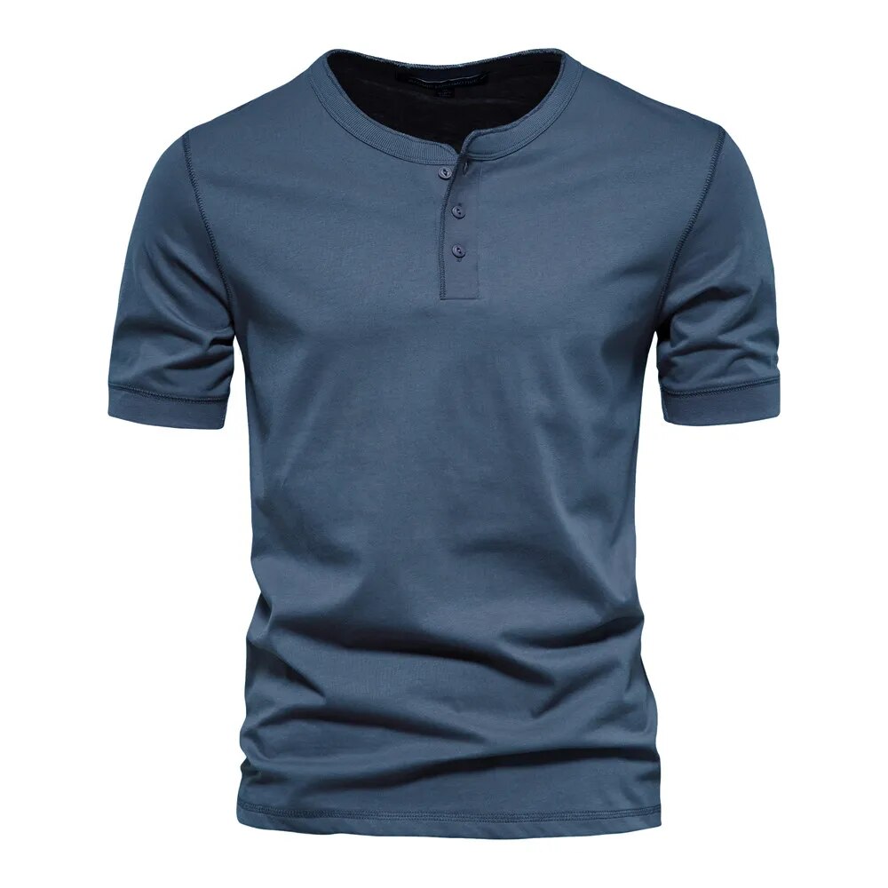 Detaljbild: Krage på herr t-shirt. Betona den stilrena designen och klassiska känslan.