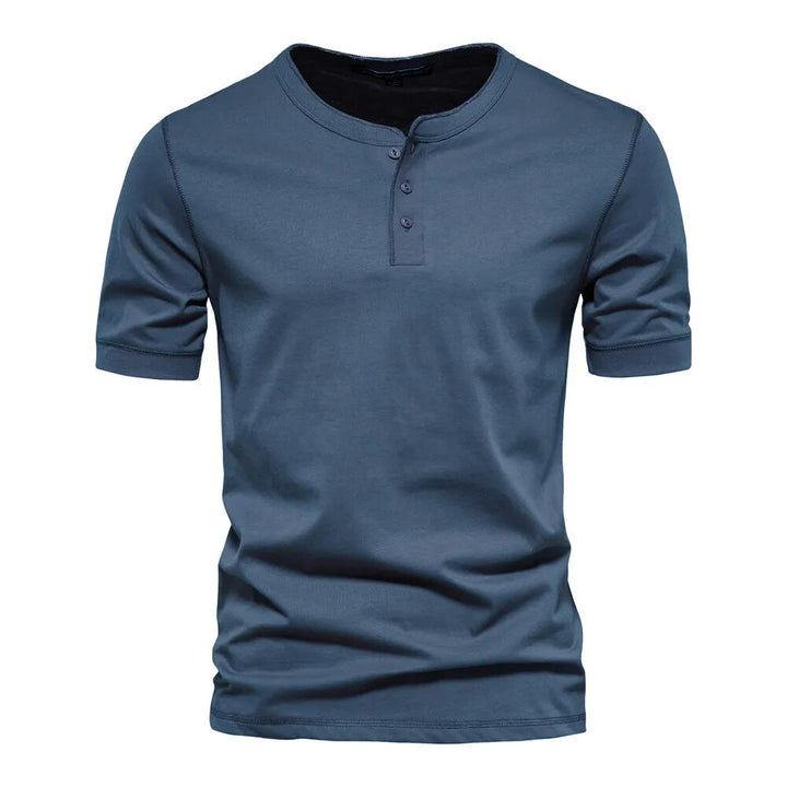 Detaljbild: Krage på herr t-shirt. Betona den stilrena designen och klassiska känslan.
