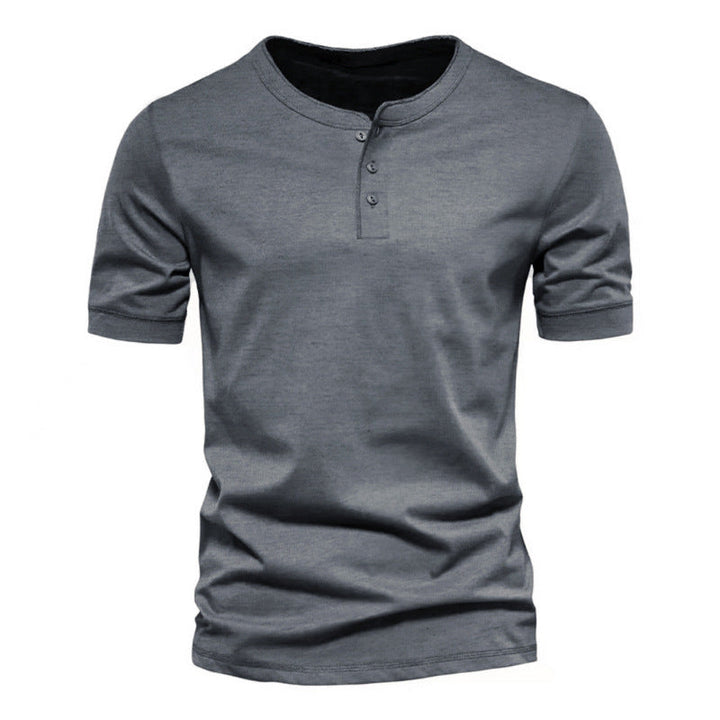 Herr t-shirt med krage i klassisk stil. En elegant uppdatering för vardagsmodet. Hög komfort.