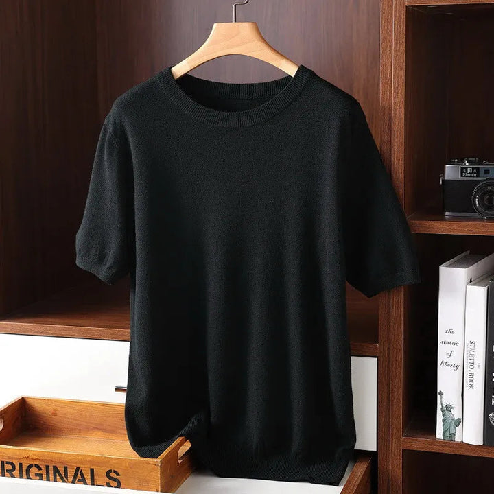 Herr t-shirt med rund hals på modell. Visar den tidlösa stilen och avslappnade passformen för vardagen.