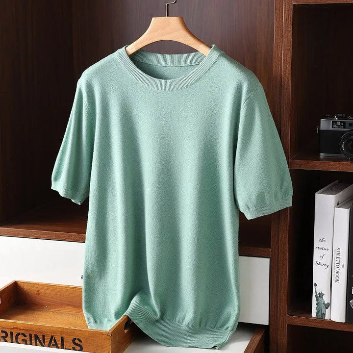Bakifrån: Herr t-shirt rund hals. Bekväm och mångsidig, ett premium basplagg för stilren vardagsstil.