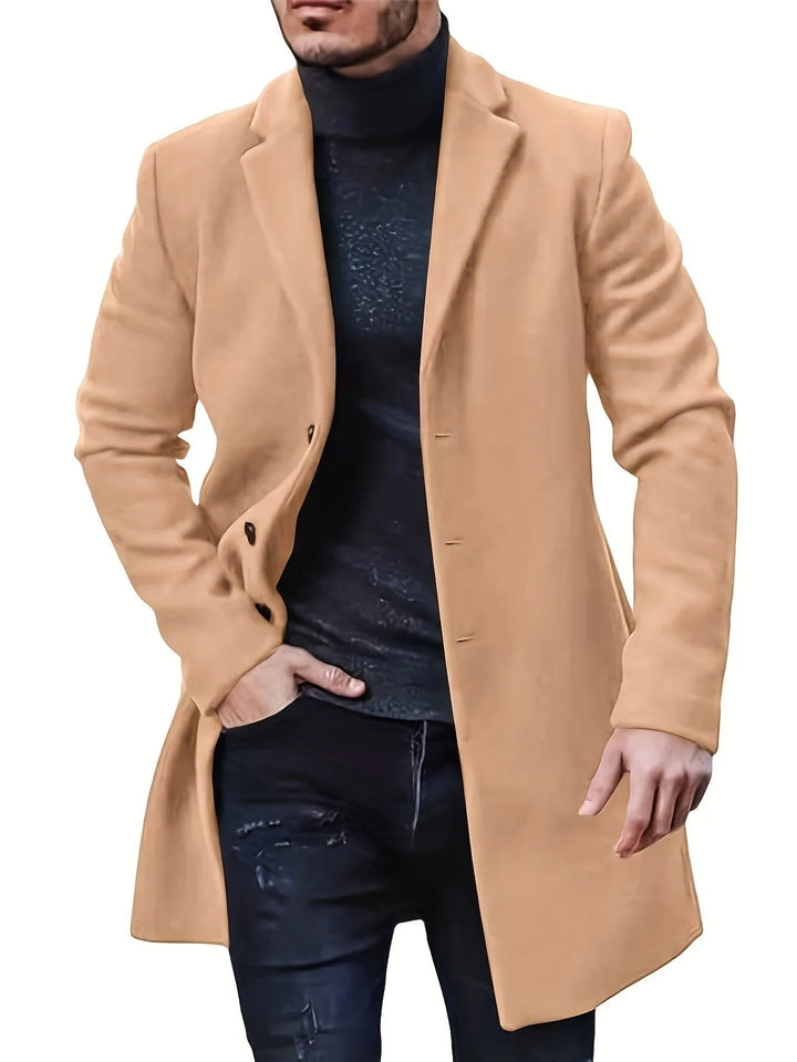 Herrjacka för vinter. Enkelknäppt design som kombinerar stilren elegans med effektiv värme mot kyla.