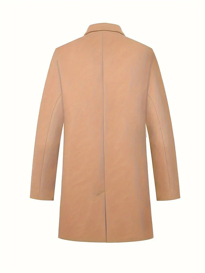 Varm vinterjacka för män med en stilren, enkelknäppt silhuett. Perfekt för kyligt väder och elegant look.