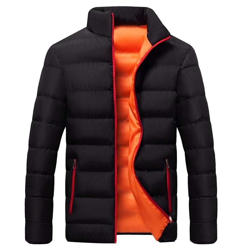 Detaljbild av dragkedja och krage på väderbeständig herrjacka. Ger extra skydd mot vinterkyla.