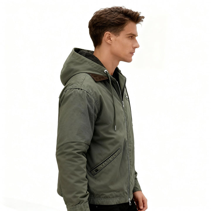 Herr bär varm vinterparkas; bekväm och stilren för vardag & fritid. Idealisk herrjacka mot kyla.