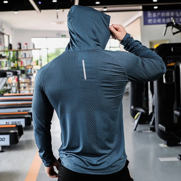 Mångsidig herrhoodie med slim fit design, perfekt för sport, vardag och en modern fritidslook.