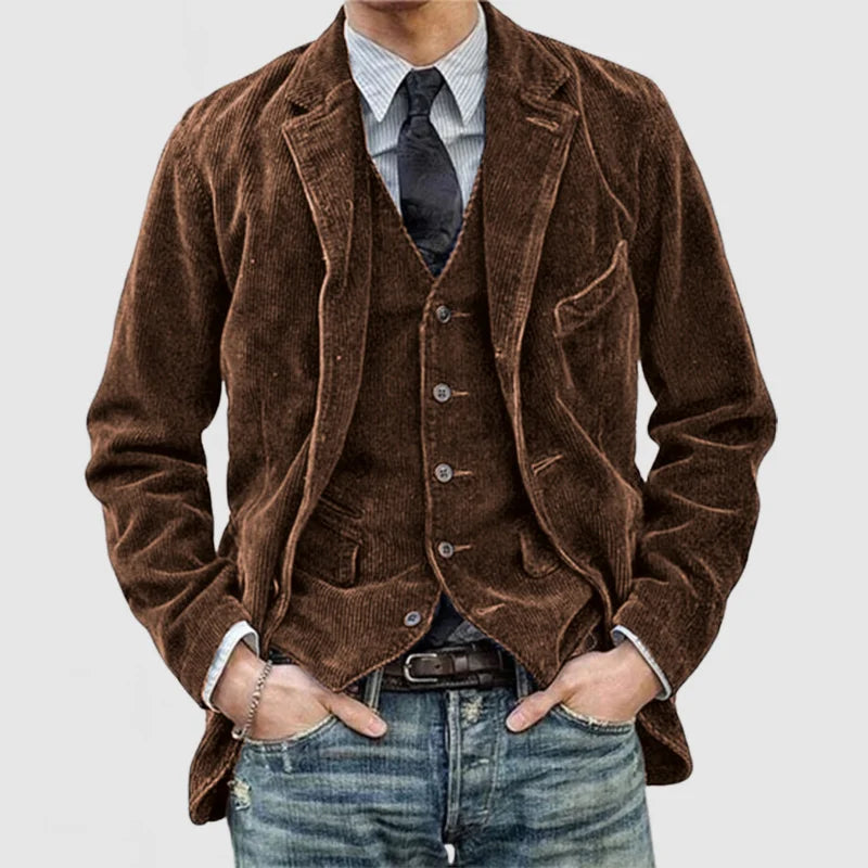 En man bär en stilren casual jacka utomhus. Mångsidig höstjacka, elegant och bekväm för vardagsbruk.