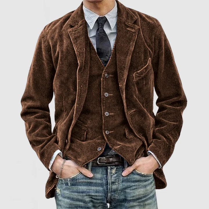 En man bär en stilren casual jacka utomhus. Mångsidig höstjacka, elegant och bekväm för vardagsbruk.
