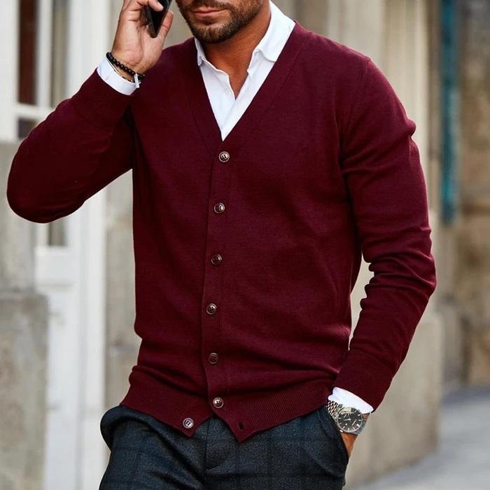 Stilren herrkofta i modern design med praktiska fickor för en avslappnad men elegant look.