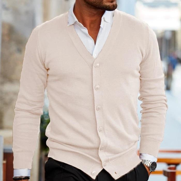 Avslappnad men elegant herrkofta med modern design och fickor, perfekt för mångsidigt herrmode.
