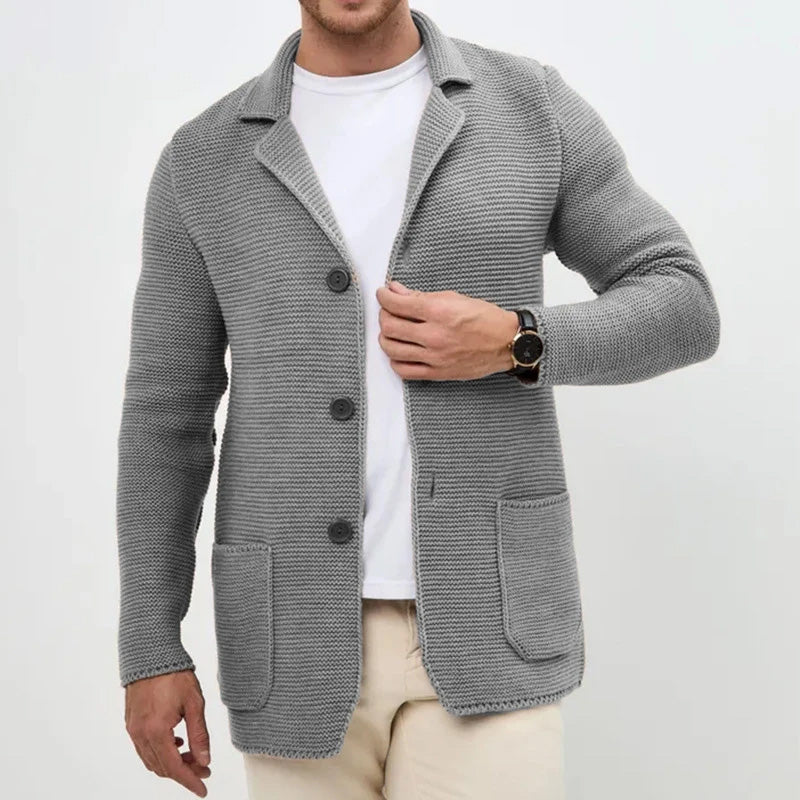 Detaljbild på knapparna på en klassisk stickad herrkofta, idealisk för stilrent höst- och vintermode.