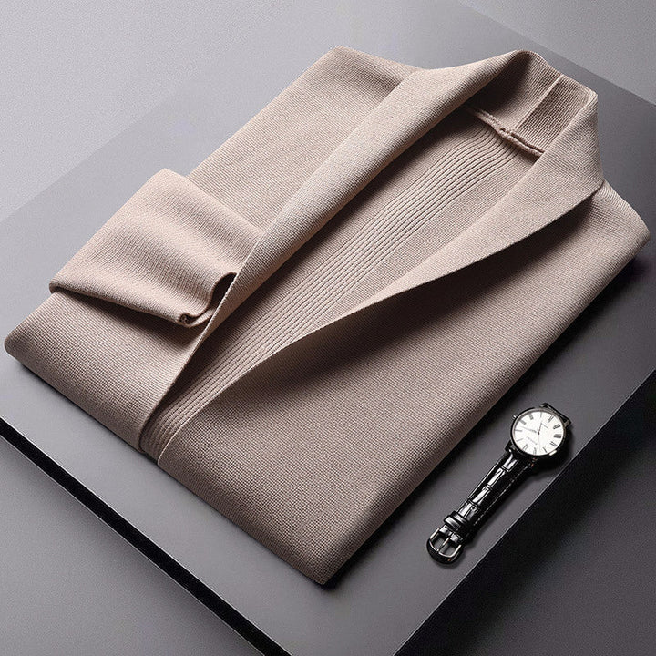 Bekväm herrkofta med elegant sjalkrage & öppen design. Stickad modell, perfekt som stilrent vardagsplagg vår/höst.