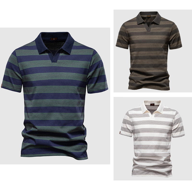 Herrpikétröja med stilren randig design. Klassisk polo för en bekväm och mångsidig casual look.