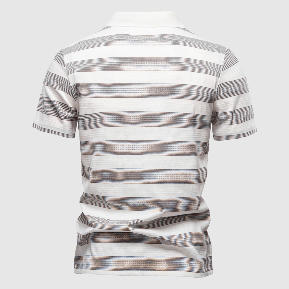 Casual Chic herrpikétröja. Randig och bekväm för män. Uppgradera din sommarstil med denna stilrena polo.