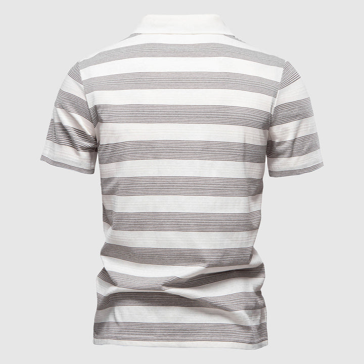 Casual Chic herrpikétröja. Randig och bekväm för män. Uppgradera din sommarstil med denna stilrena polo.