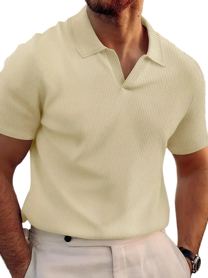 Stilren herrpolotröja med v-krage, perfekt för casual herrmode och fritid. Bekväm och modern design för sommar.