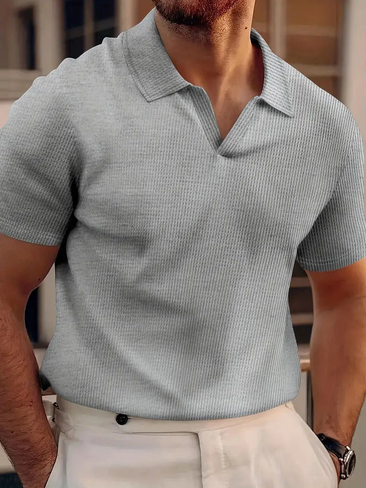 Sportig herrpolotröja i bekväm design. Casual polo med v-krage, idealisk för fritidskläder och en aktiv sommar.