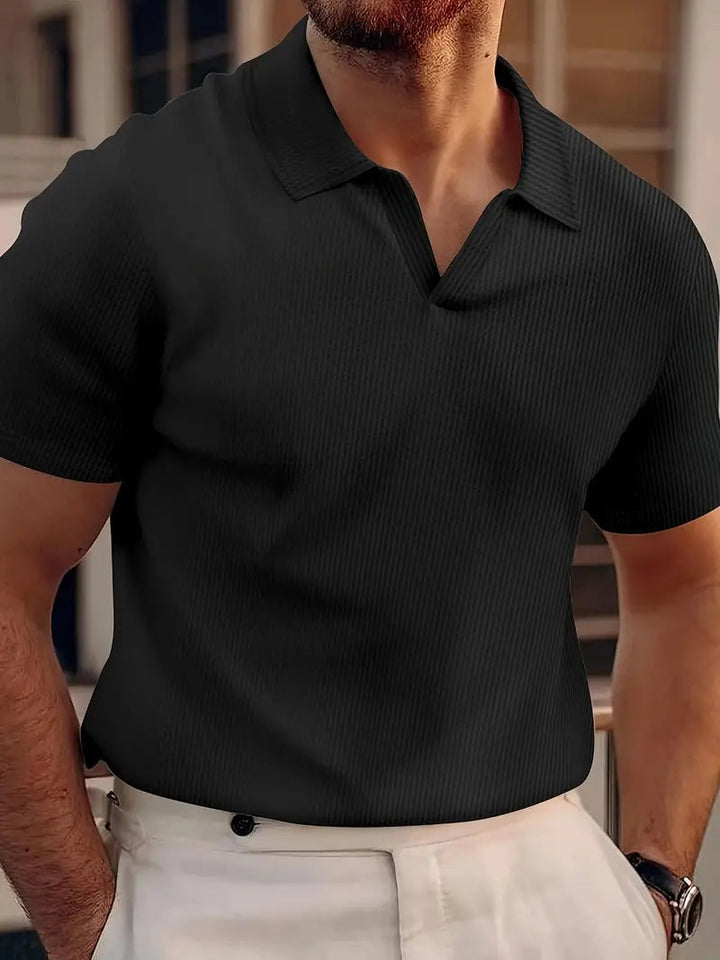 Bekväm herrpolotröja med stilren v-krage. En mångsidig casual polo, perfekt för fritidskläder och modern herrmode.