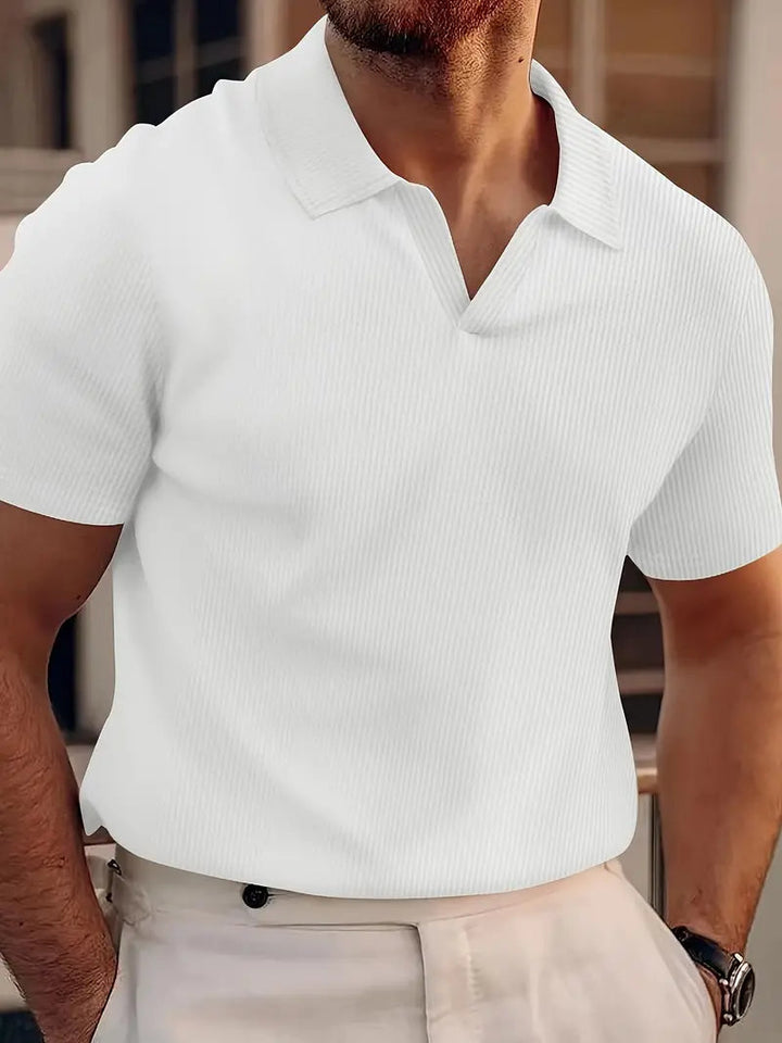 Herrpolotröja, stilren casual design med v-krage. Idealisk som fritidskläder och bekväm sommartröja för herrmode.