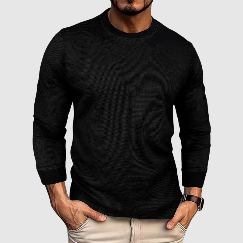 Stickad herrtröja med elegant hög krage. Klassisk design för en bekväm och mångsidig fritidslook.