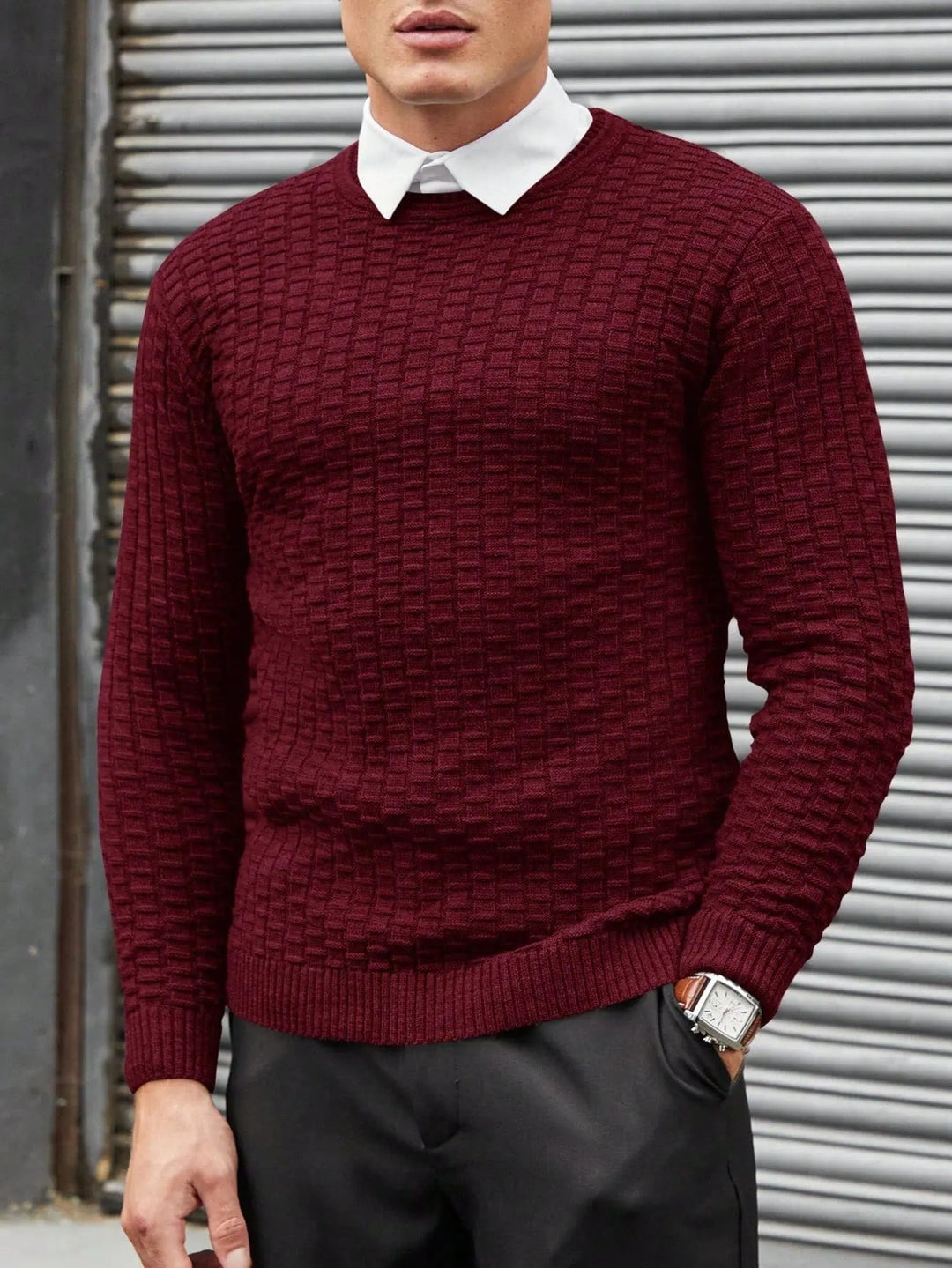 Man i stilren jacquard herrtröja. Perfekt vardagströja för kontoret eller en avslappnad kväll.
