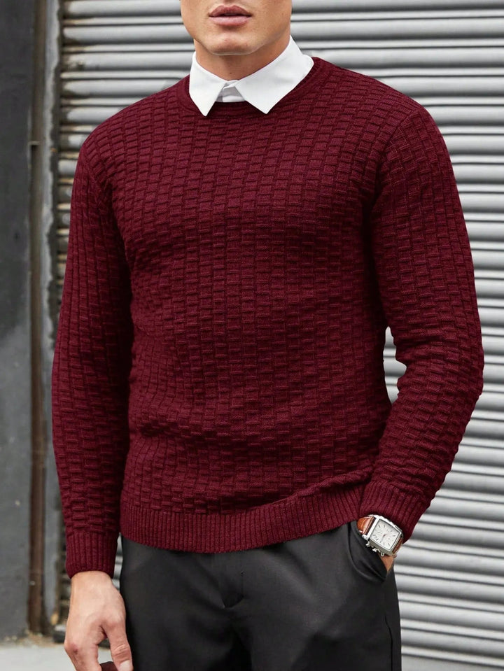 Man i stilren jacquard herrtröja. Perfekt vardagströja för kontoret eller en avslappnad kväll.