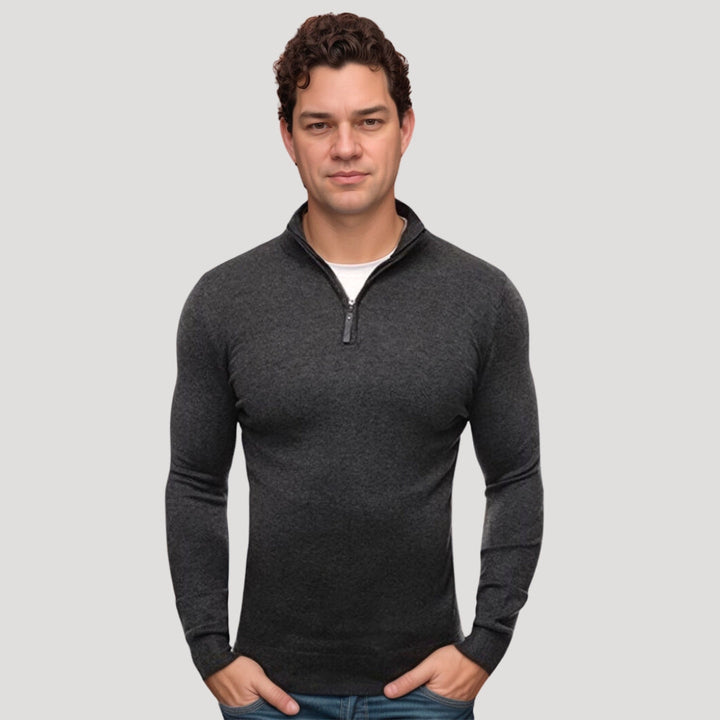 Modern herrtröja med halvdragkedja, en stilren basic för alla tillfällen. Ger komfort och en snygg casual-look.