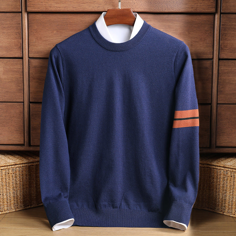 Mörkblå herrtröja med rund hals, ett komfortabelt basplagg för lager-på-lager och stilren vinterlook.