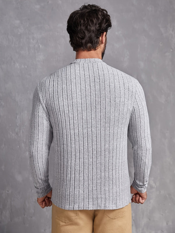 Bekväm casual crewneck herrtröja, perfekt för avslappnad stil och vardagskomfort under höst/vinter.