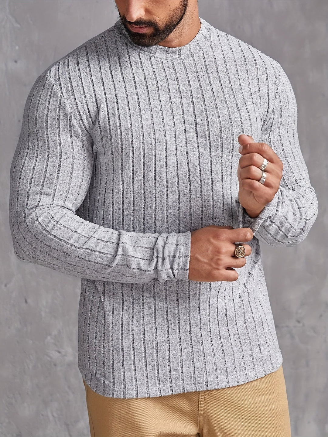 Mångsidig och stilren herrtröja med crewneck, idealisk för en avslappnad men modern look inom herrmode.