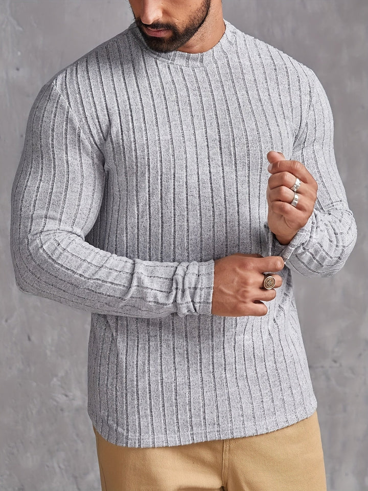 Mångsidig och stilren herrtröja med crewneck, idealisk för en avslappnad men modern look inom herrmode.