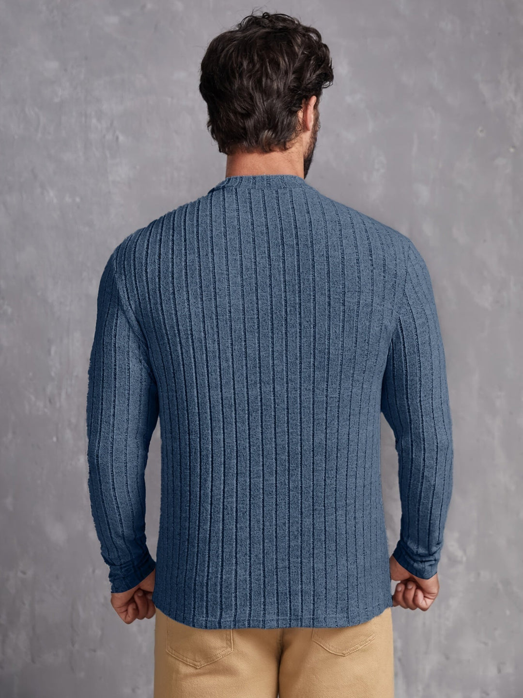 Vardaglig rundhalsad herrtröja i crewneck-modell, perfekt för höst- och vintermode, ger stil och värme.
