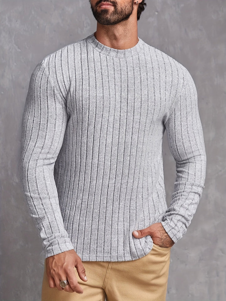 Casual rundhalsad herrtröja i crewneck-design. Bekväm och mångsidig för modern herrmode under hösten.
